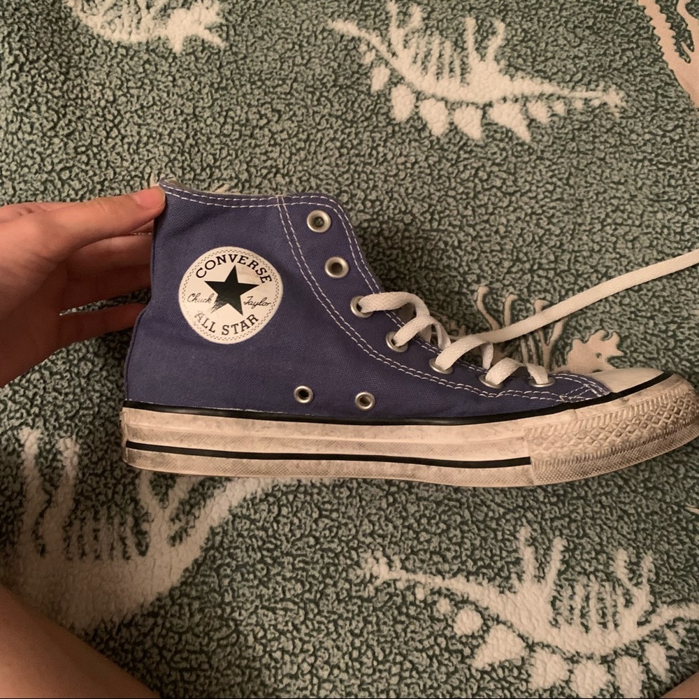 pretty blue converse !